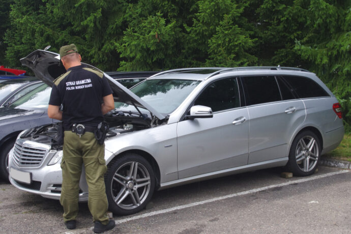Jechał kradzionym mercedesem, został aresztowany