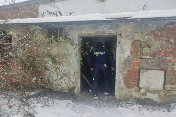 Policjanci sprawdzają pustostany i reagują na sytuację bezdomnych
