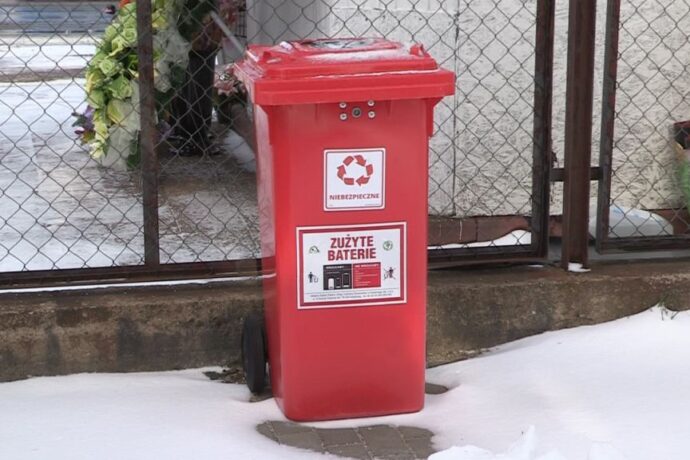 Czerwone pojemniki na cmentarzu