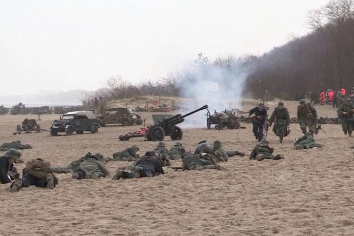 Ponad 260 rekonstruktorów na Plaży Centralnej – Bój o Kołobrzeg 2024