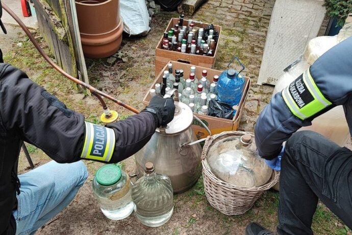 Nielegalna bimbrownia w okolicy Rymania zamknięta przez KAS