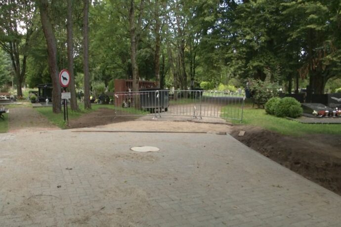 Trwa remont alejek na cmentarzu komunalnym
