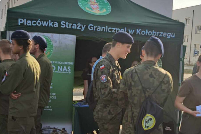 Funkcjonariusze SG z Kołobrzegu wśród młodzieży mundurowej w Drawsku Pomorskim