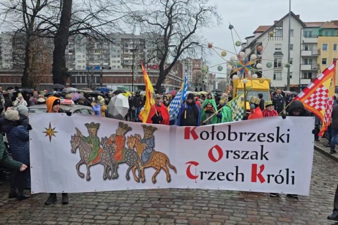 Trzej Królowie oddali pokłon dzieciątku Jezus