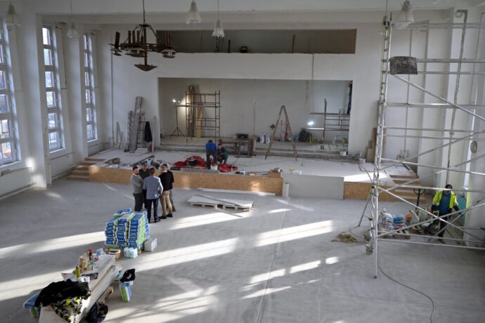 Prace przy modernizacji auli