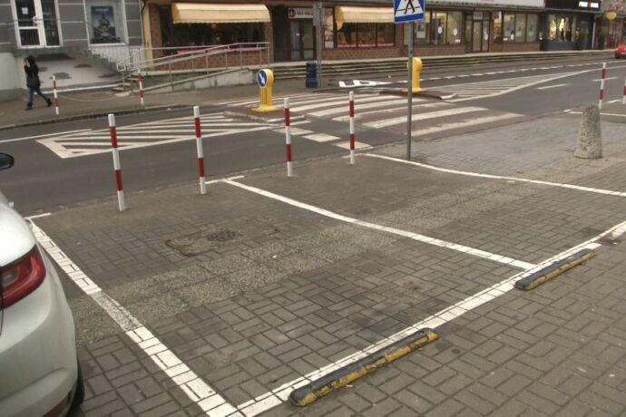 O 3 miejsca parkingowe mniej