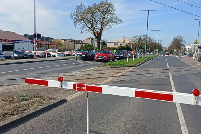 Zatrzymaj się przed torami – nie ryzykuj!