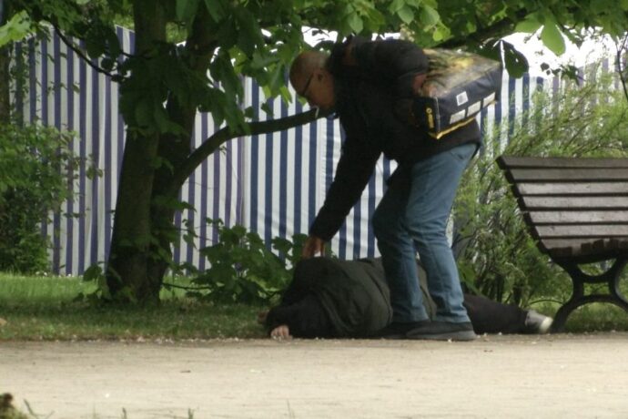 Jak przechodnie reagowali na potrzebującego? Sprawdził to Paremedic