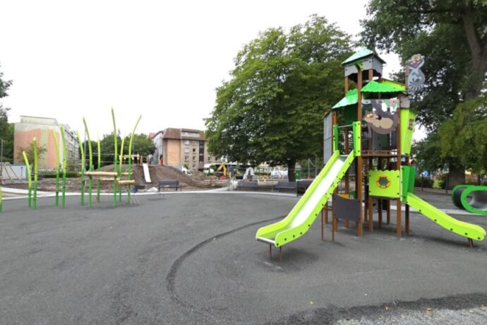 Trwa montaż nowych zabawek na terenie „Jordanka”