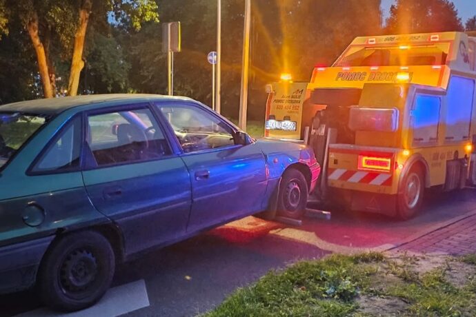 Nietrzeźwy i bez uprawnień za kierownicą Opla