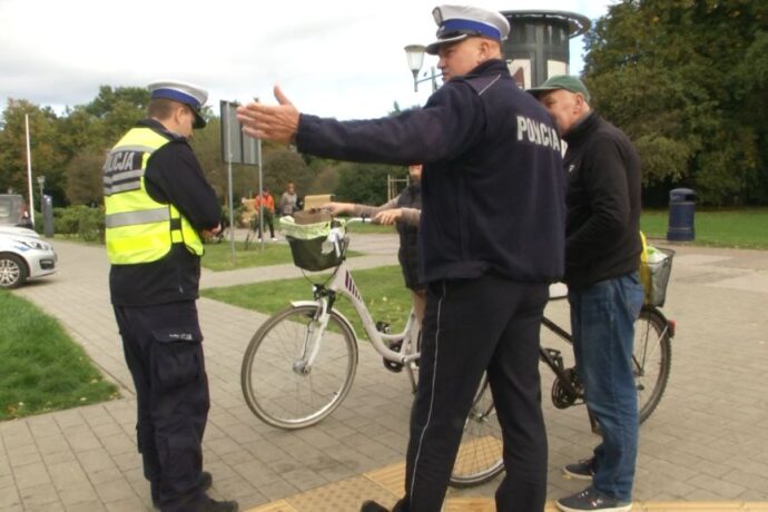 Policjanci kontrolowali rowerzystów, użytkowników hulajnóg i pieszych
