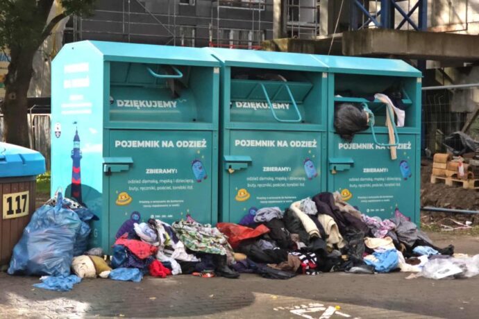Jak się sprawdzają pojemniki na odzież i tekstylia?