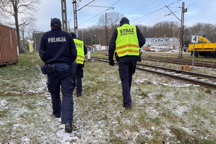 Na terenach związanych z infrastrukturą kolejową obowiązuje podwyższony stopień bezpieczeństwa