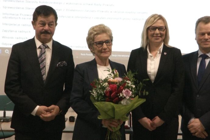 Wręczenie Złotej Odznaki Honorowej Gryfa Zachodniopomorskiego podczas sesji Rady Powiatu