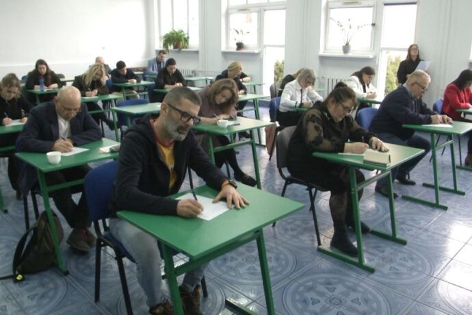 Dorośli pisali dyktando