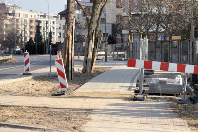 Prace przy budowie drogi pieszo‑rowerowej na Mazowieckiej zgodnie z planem