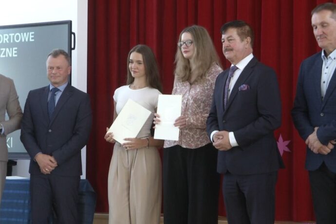 Wręczono stypendia sportowe i artystyczne dla uzdolnionych uczniów szkół ponadpodstawowych z powiatu