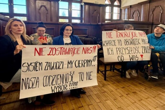 Rodzice dorosłych niepełnosprawnych dzieci pojawili się na sesji