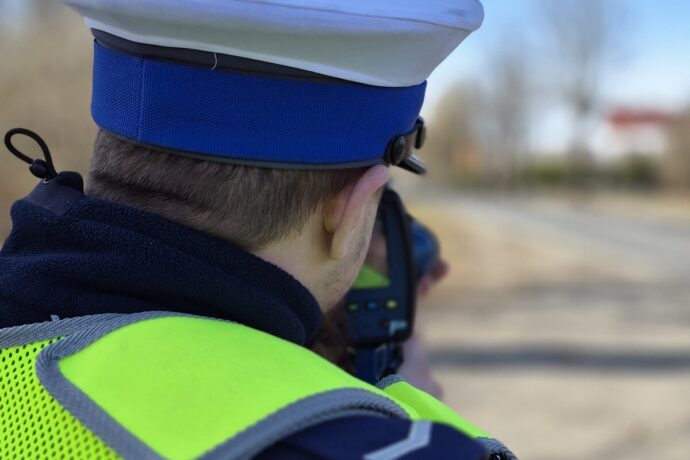 Za szybko poza terenem zabudowanym. 51-latek stracił prawo jazdy