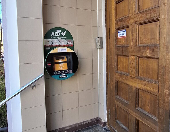 Defibrylatory AED na budynkach jednostek powiatowych