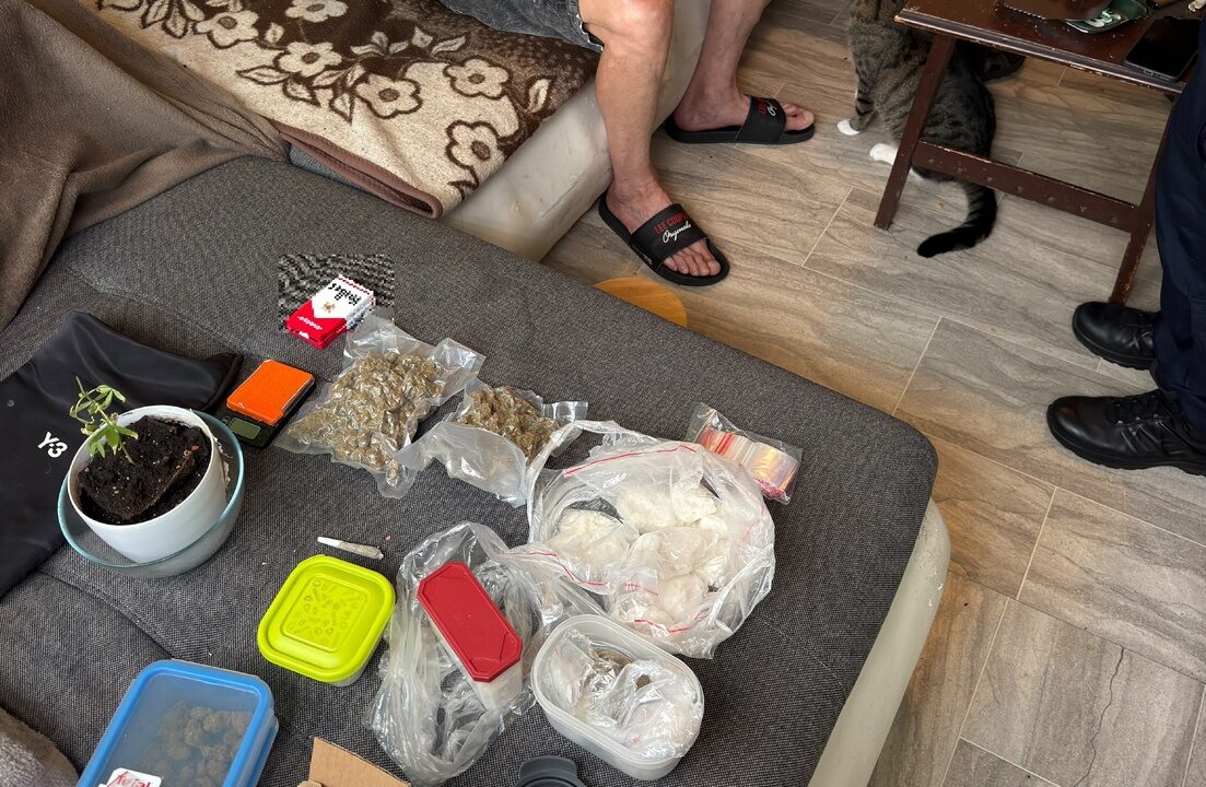 Poszukiwali jednej osoby, zabezpieczyli blisko kilogram narkotyków