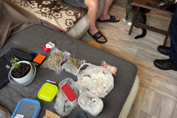 Poszukiwali jednej osoby, zabezpieczyli blisko kilogram narkotyków