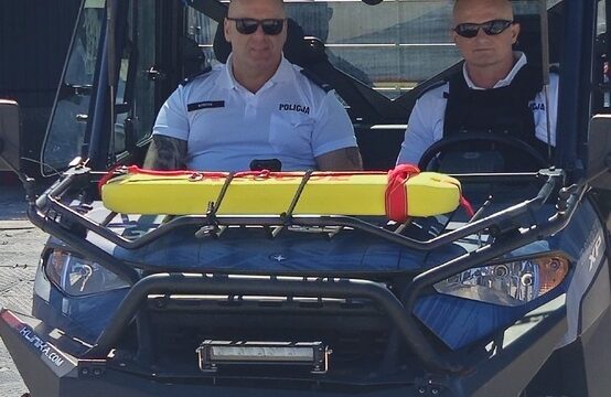 Policjanci Ogniwa Patrolowo-Interwencyjnego patrolują plażę