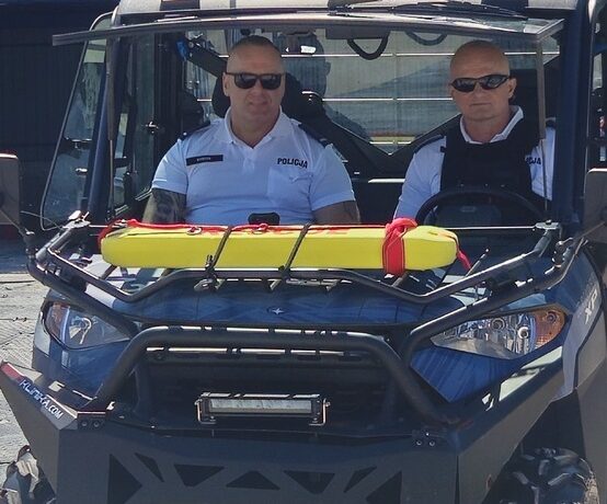 Policjanci Ogniwa Patrolowo-Interwencyjnego patrolują plażę