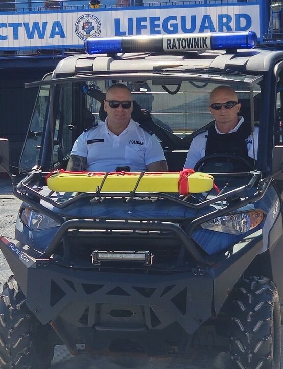 Policjanci Ogniwa Patrolowo-Interwencyjnego patrolują plażę