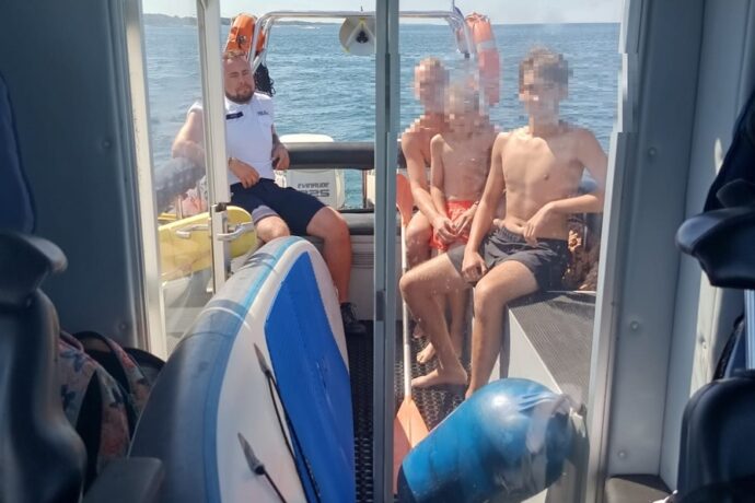Bez kamizelek, około kilometra od brzegu. Na SUP-ie pływał dorosły z dwójką dzieci
