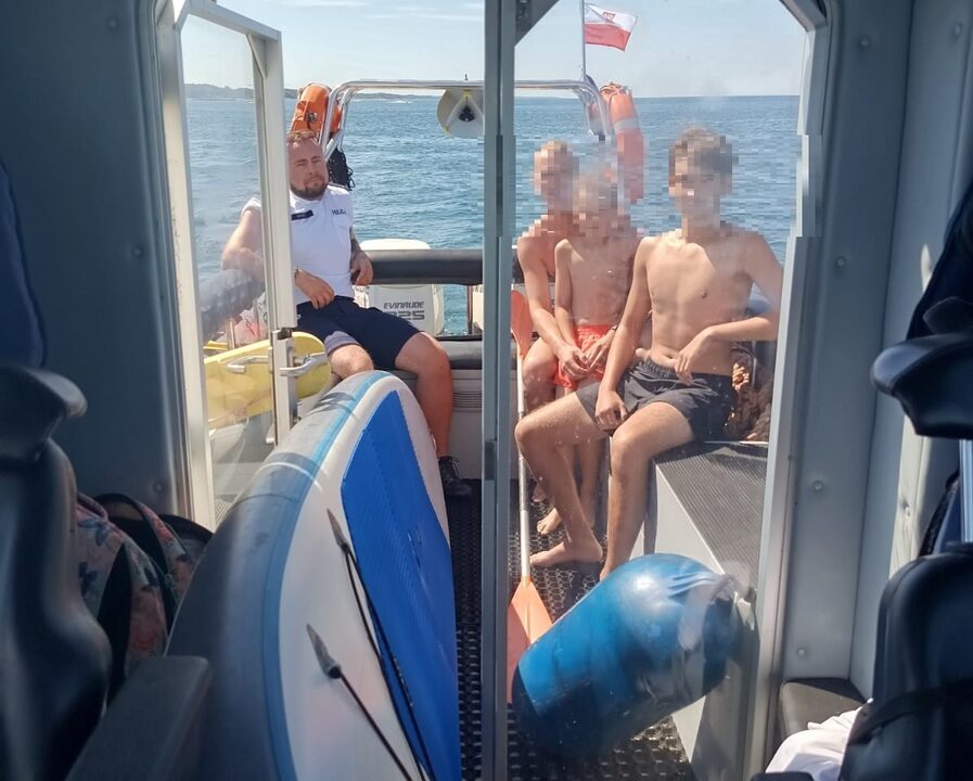 Bez kamizelek, około kilometra od brzegu. Na SUP-ie pływał dorosły z dwójką dzieci