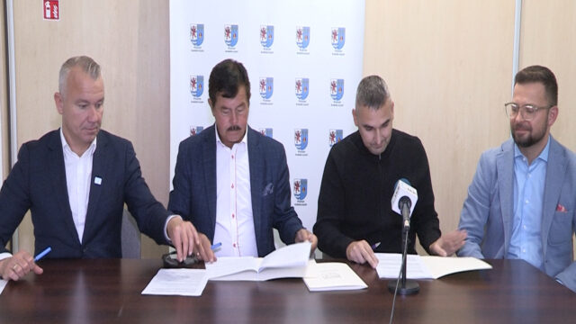Podpisanie umowy ne remont dachu w Internacie I LOD im. M. Kopernika