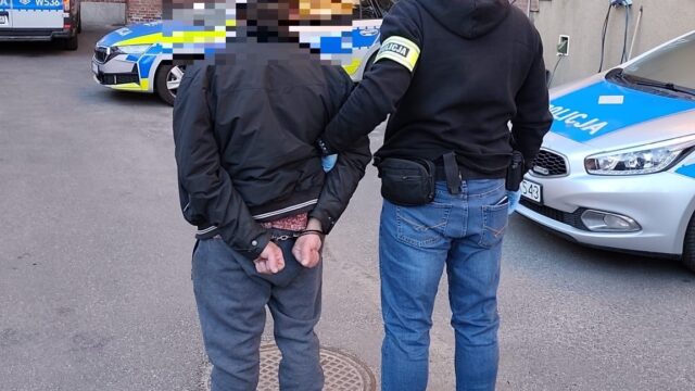 Policjanci zatrzymali kierującego po alkoholu i osobę poszukiwaną