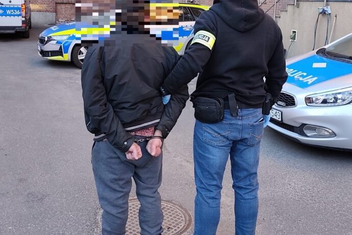 Policjanci zatrzymali kierującego po alkoholu i osobę poszukiwaną