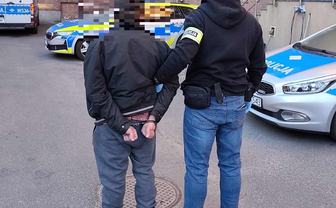 Policjanci zatrzymali kierującego po alkoholu i osobę poszukiwaną